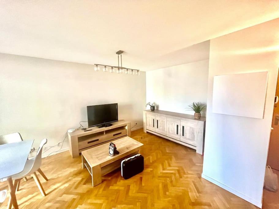 Ferienwohnung Le Sept Avec Parking, Transfert Vaires-sur-Marne Exterior foto